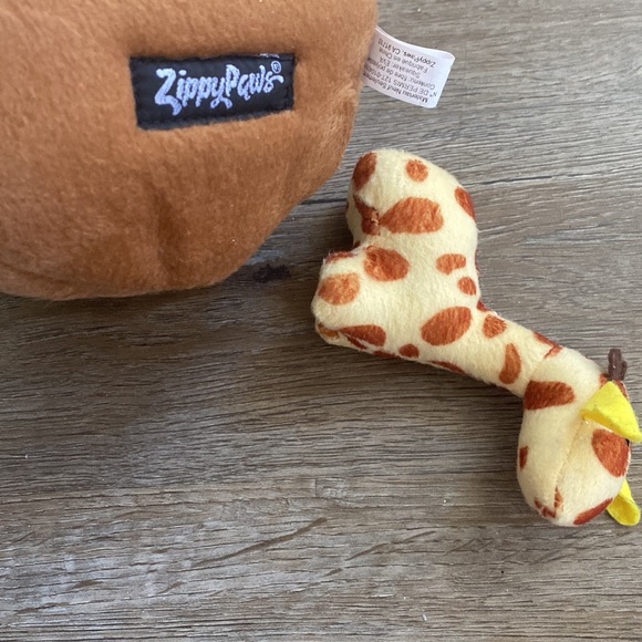 Zippy Paws Zippy Burrow Giraffe Lodge Dog Toy NWOT - Picture 3 of 4
